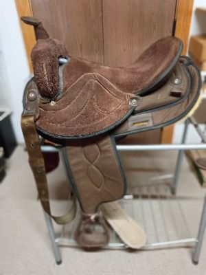 Big Horn Brown Suede Saddle